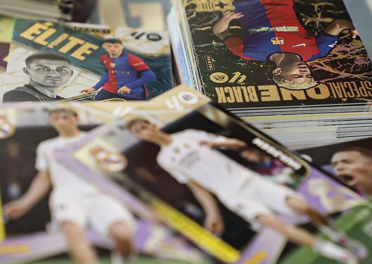 Imagen secundaria 1 - Diferentes cromos y cartas disponibles en el local burgalés