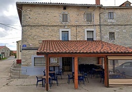 Vista del bar y la casa anexa de Santa María Ribarredonda, en Burgos.