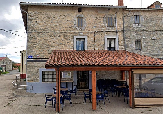 Vista del bar y la casa anexa de Santa María Ribarredonda, en Burgos.