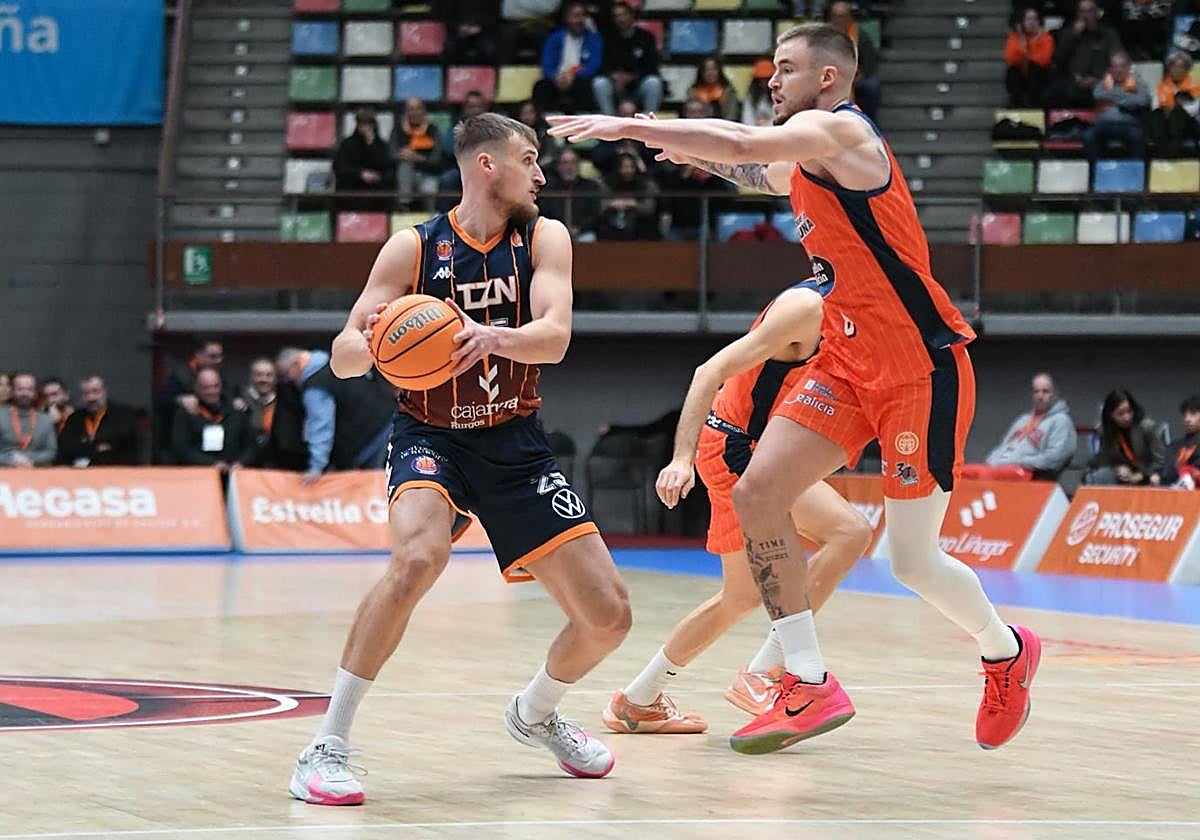 Jugadores del Grupo Ureta Tizona y del Leyma Coruña durante el encuentro del miércoles