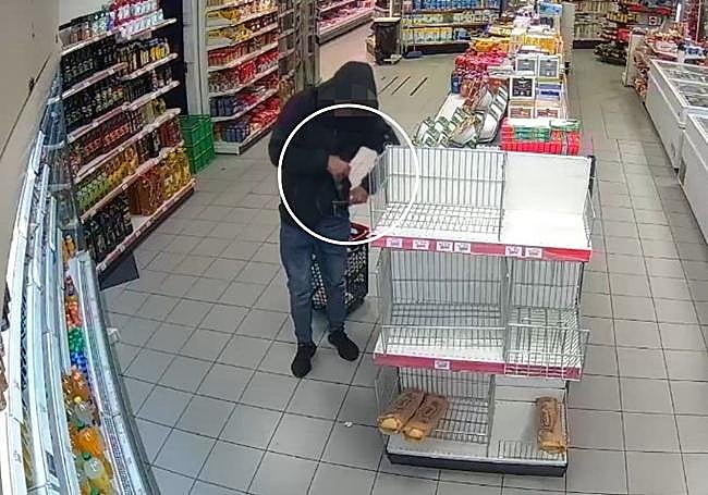 Otro de los detenidos captados por la cámara de seguridad del local donde hurtaron.