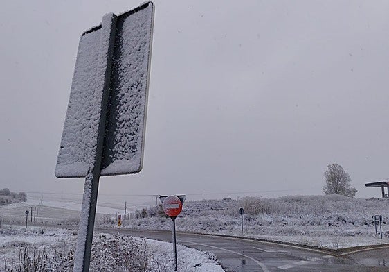 Muchas carreteras de la provincia han amanecido con nieve.