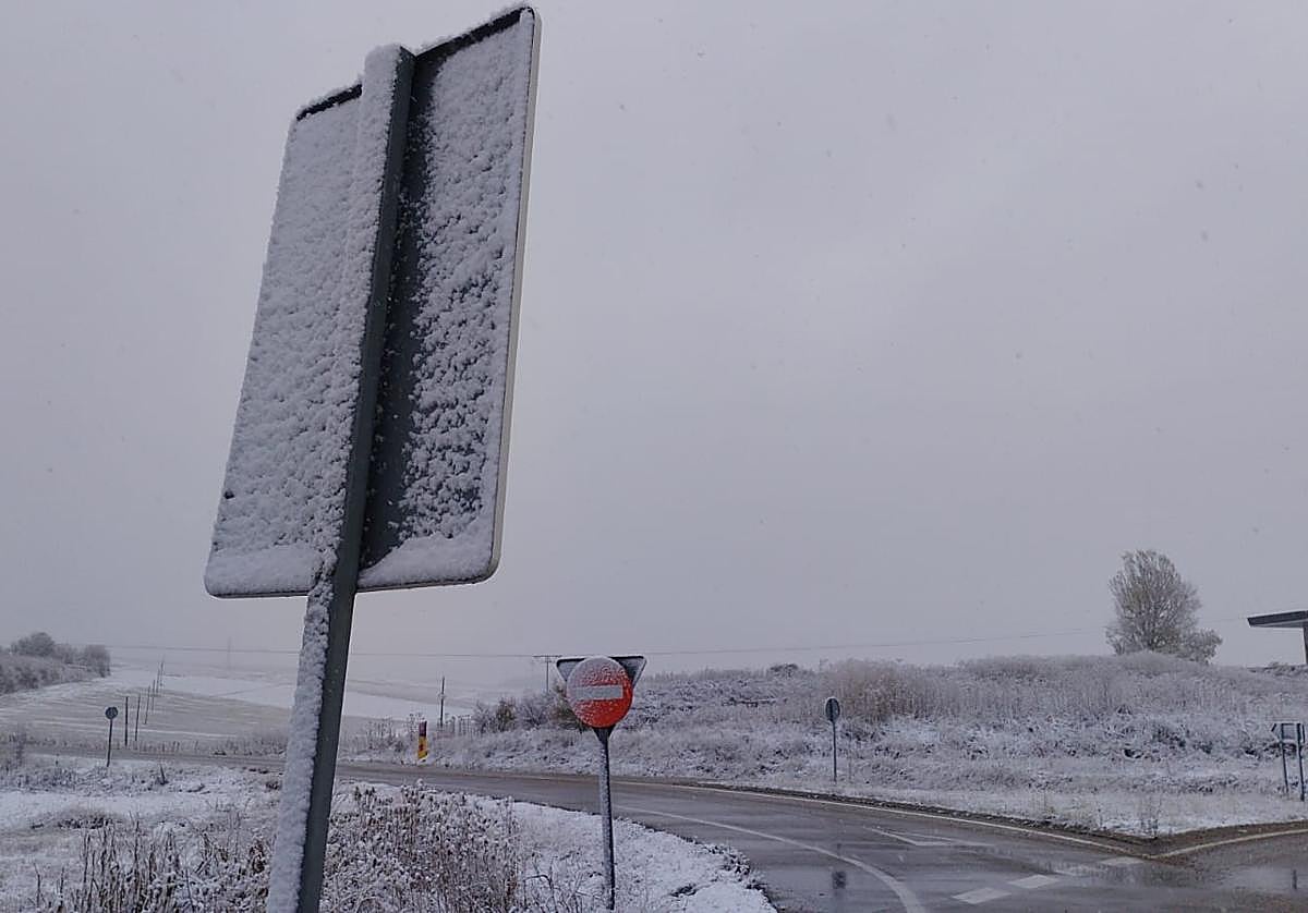 Muchas carreteras de la provincia han amanecido con nieve.