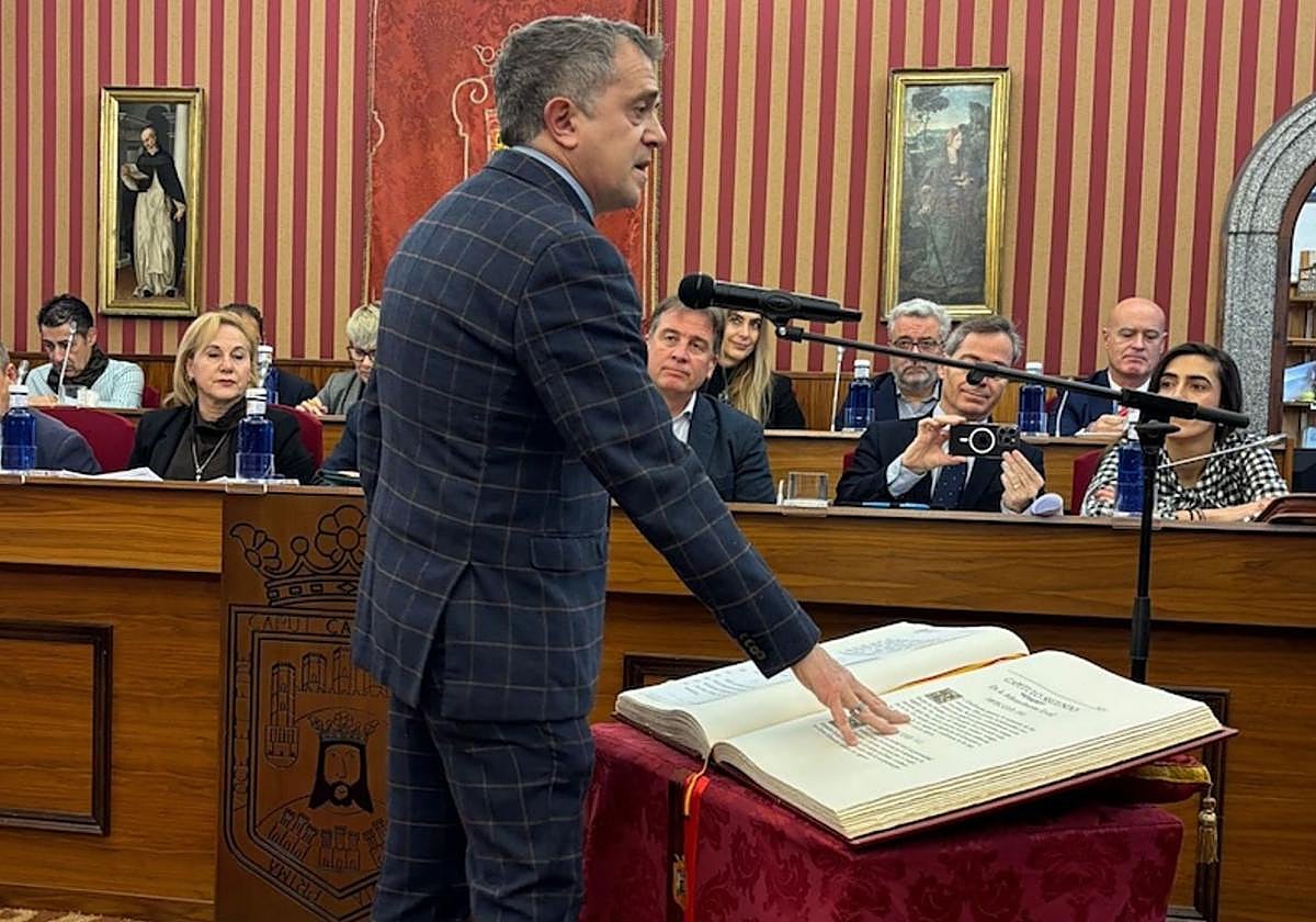 Toma de posesión en el PLeno del socialista Félix Cantabrana.