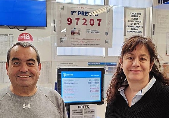 Fortu y Teresa López, propietarios del estanco de Aranda que ha dado el primer premio de la Lotería Nacional.