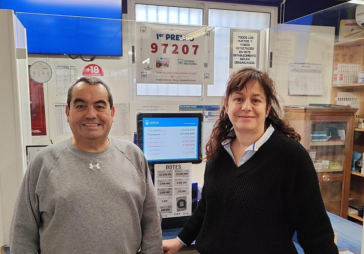 Fortu y Teresa López, propietarios del estanco de Aranda que ha dado el primer premio de la Lotería Nacional.