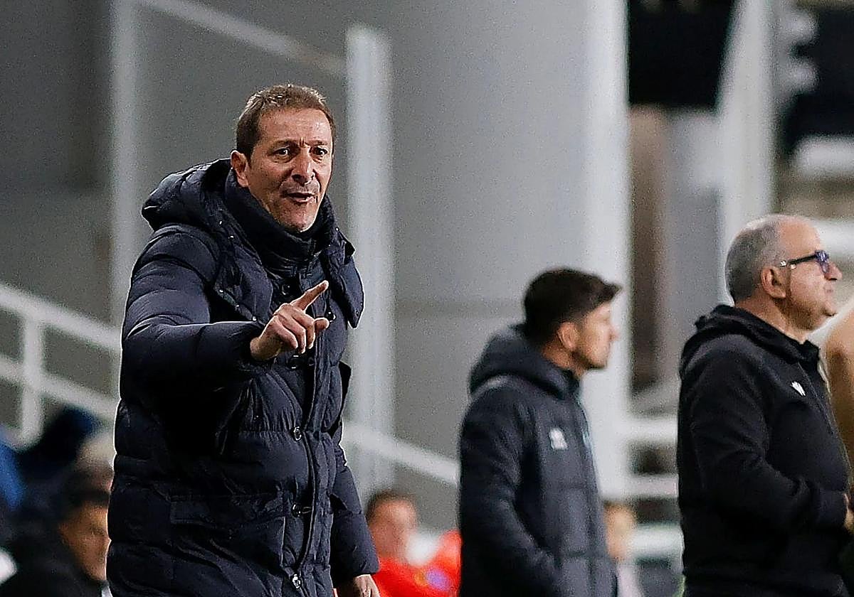 Luis Miguel Ramis, en el área técnica de El Plantío.