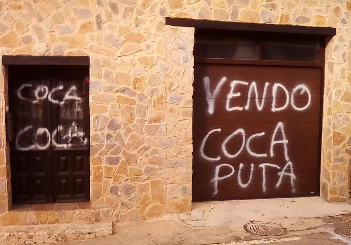 Imagen de una de las pintadas que apareció en el pueblo la pasada semana.