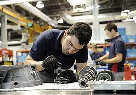 Personal trabajando en una fábrica.