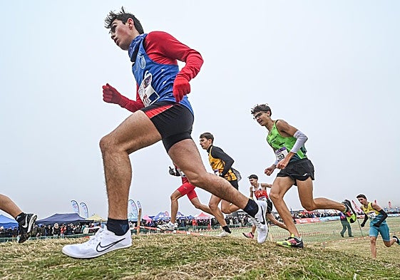 Corredores durante el Cross de Atapuerca.
