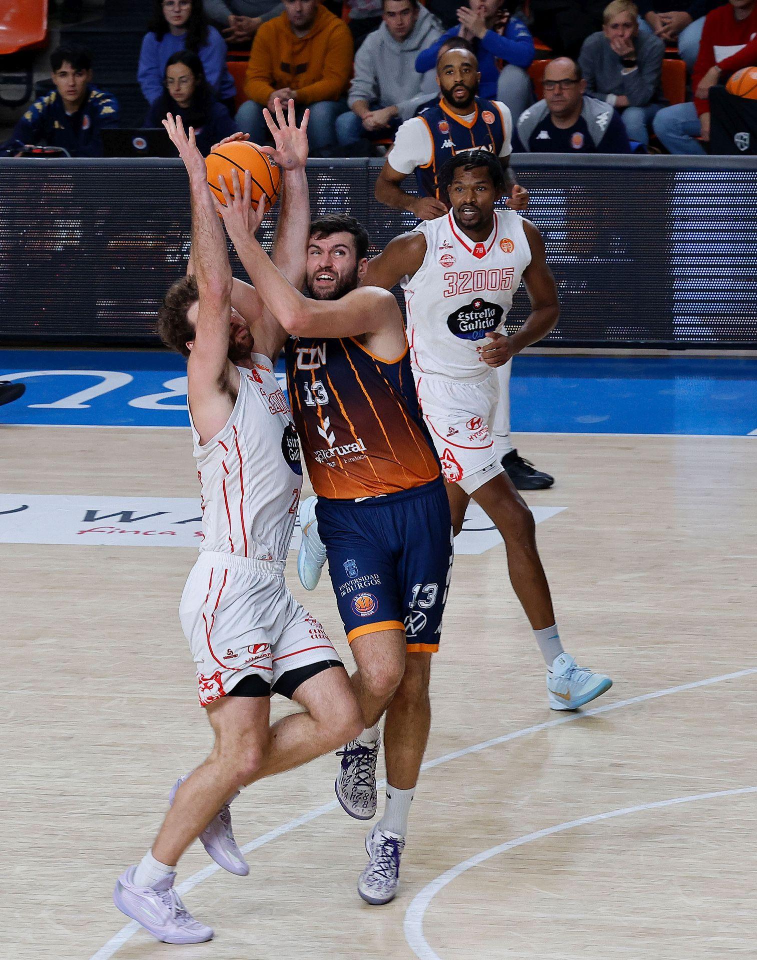 La derrota del Grupo Ureta Tizona frente al Ourense, en imágenes