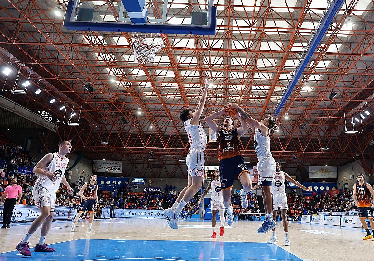 Lance del encuentro entre Grupo Ureta Tizona y Club Ourense Baloncesto.