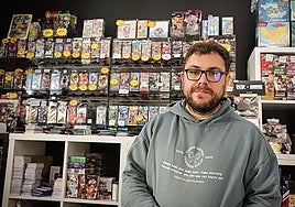 Kike, propietario del local burgalés, 'Cartas y cromos'.