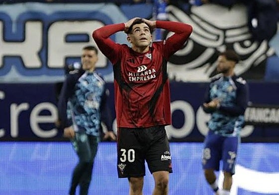 El Mirandés se lamenta por la derrota en Málaga.