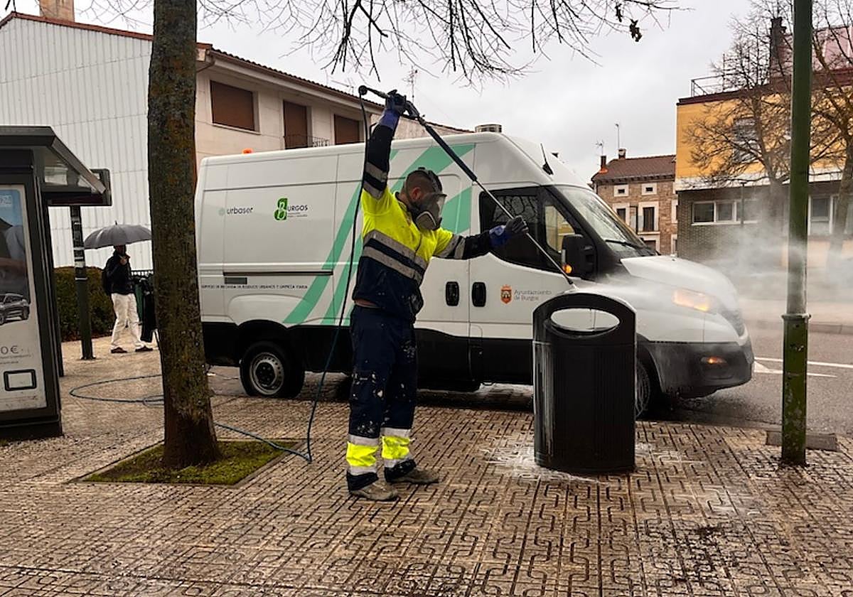 Un operario de Urbaser limpiando una papelera en Villatoroi.