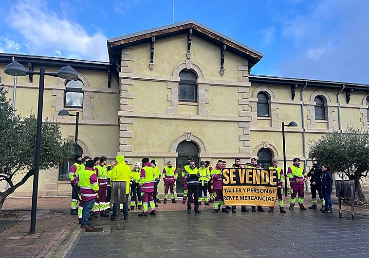 Los trabajadores llevan semanas concentrándose a las puertas de la estación