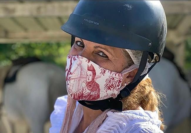 Lourdes posando con una de las mascarillas que produjo.