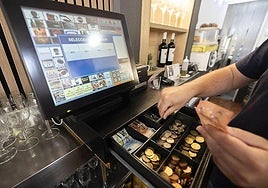 Cada vez es mas inusual utilizar efectivo para pagar en bares y restaurantes.
