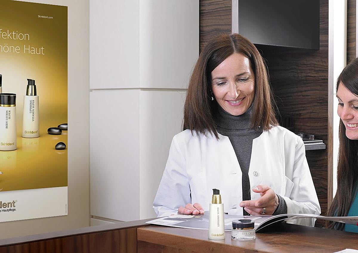 Imagen secundaria 1 - Raquel Velasco imparte la charla &#039;La Ciencia de la Belleza Consciente&#039;, en el Centro de Estética África