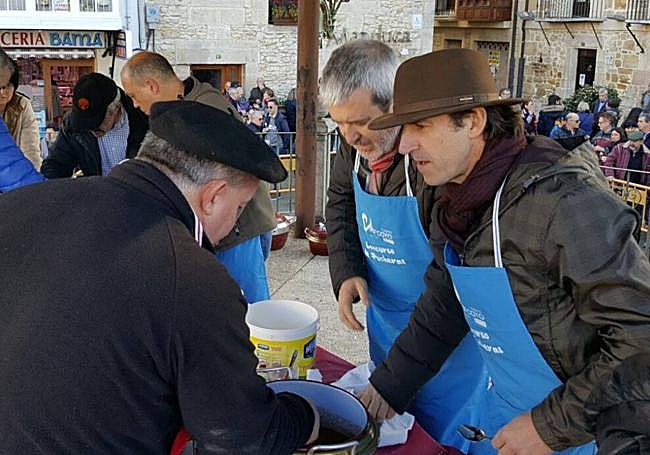 El jurado cata las recetas elaboradas por los participantes.