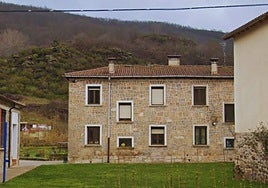Vista de la parte trasera de la vivienda que se alquila en Santa Cruz del Valle Urbión.