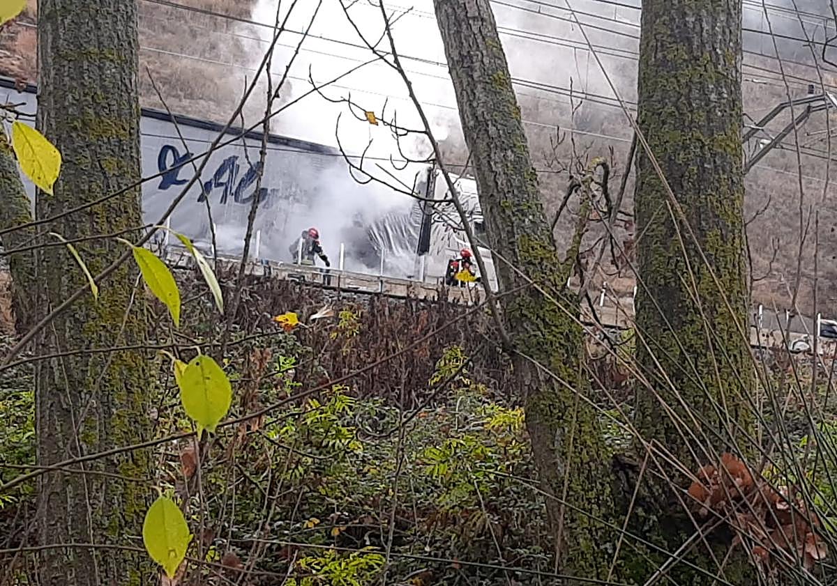 Imagen principal - Incendio de un camión a la altura de Briviesca, en Burgos.