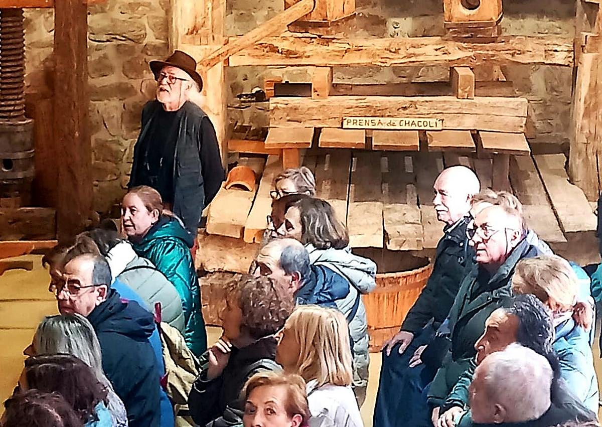 Imagen secundaria 1 - Cientos de madrileños visitan el Museo Etnográfico de un pueblo de Burgos