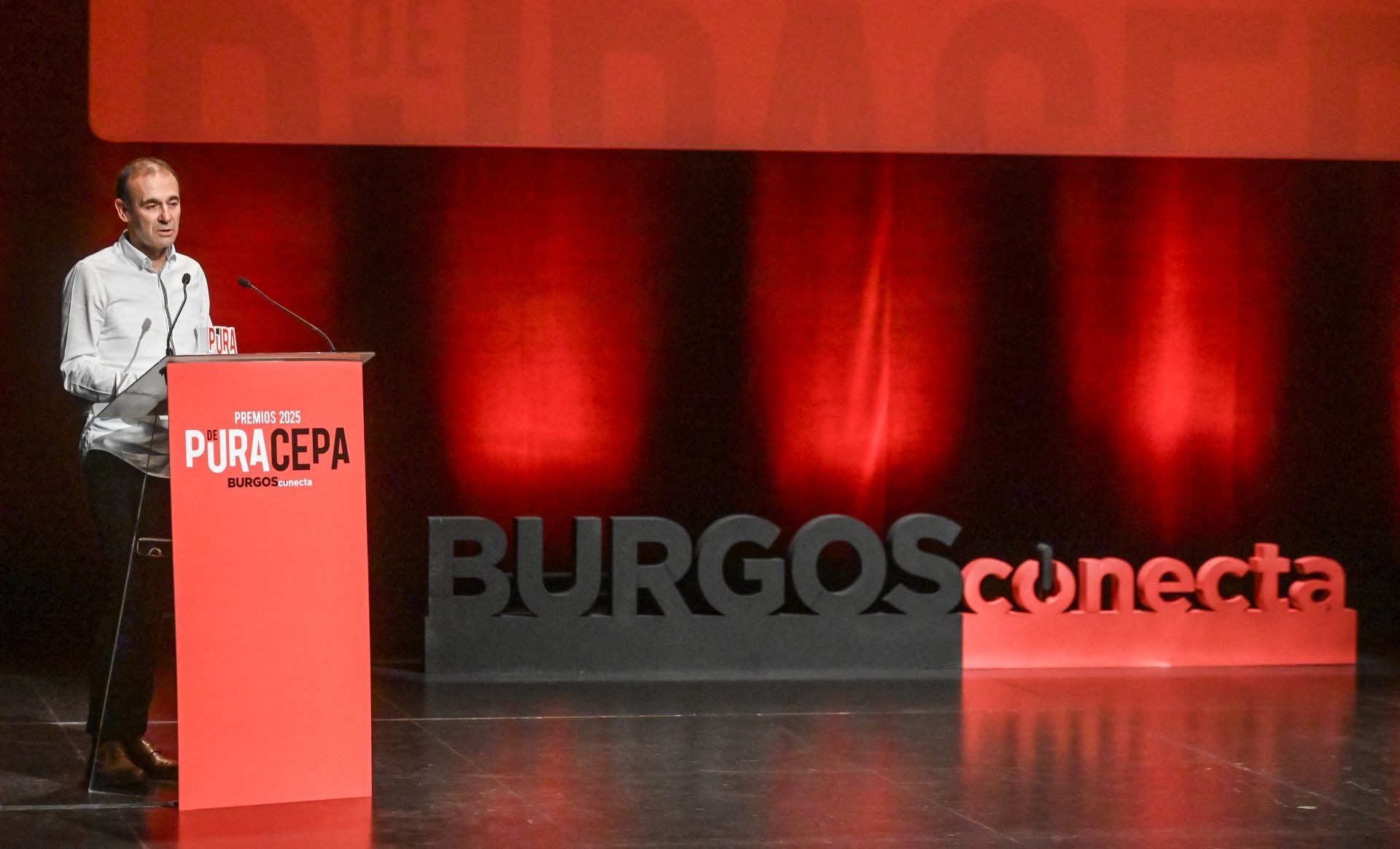 Gerardo Martín, padre de la ciclista ribereña Sara Martín, recogiendo en su nombre el premio a Deportista del Año.