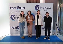 De izda. a dcha. Laura Sebastián, directora general Fundación Círculo; Ángeles González - Sinde, madrina Festival de Cine Petronila; Silvia Arribas, gestora cultural Fundación Círculo, y Jorge Rivero, coordinador del Festival.
