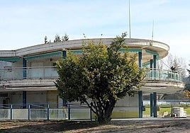 Exterior del edificio de las piscinas.
