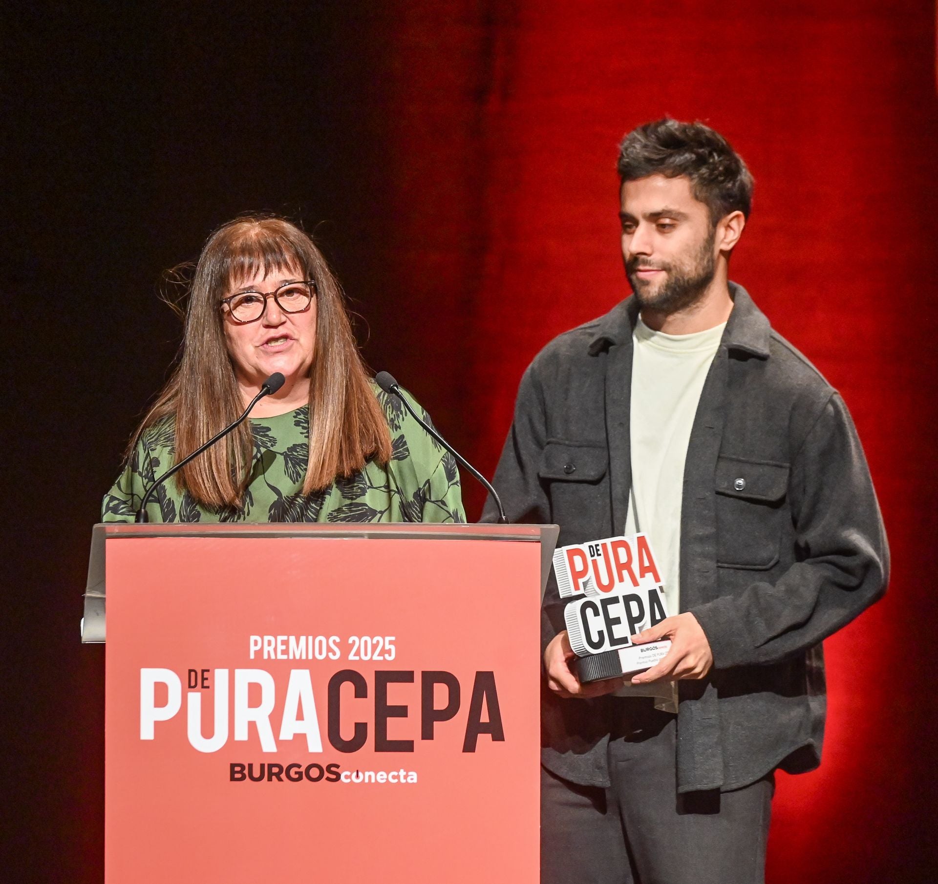 Ana Rosa Delgado, alcaldesa de Santillán del Agua, y Jaime Ruiz, presidente de la Asociación Cultural Santillaland, apelaron a defender el mundo rural tras recibir el premio a Pueblo del Año. 