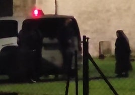 Fotograma del video en el que se ve a algunas de las monjas mayores, junto a un taxi.