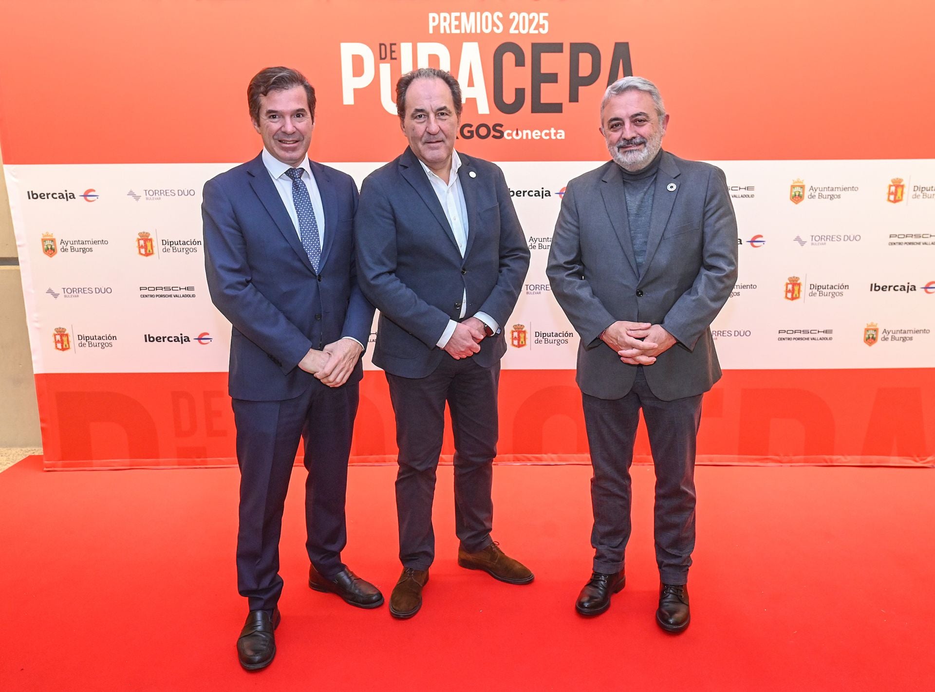 Eduardo Quintanal, de la empresa Clarios junto a Jorge Sicilia, responsable de Negocio de Instituciones de Ibercaja y Pedro Luis de la Fuente, Subdelegado del Gobierno en Burgos.