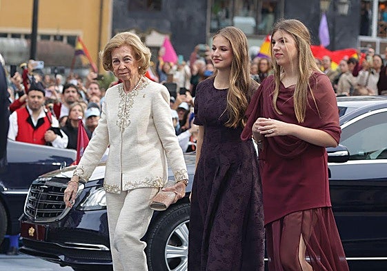 La Reina Sofía con sus nietas, la princesa Leonor y la Infanta Sofía.