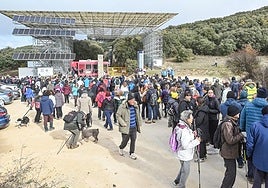 Imagen de la marcha junto a la entrada a los yacimientos.