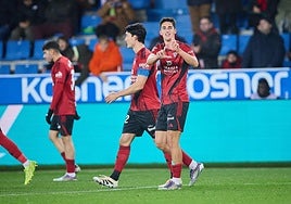 Jugadores del CD Mirandés después del gol de Varela