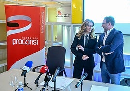 La viceconsejera de Acción Cultural y presidenta del Instituto Castellano y Leonés de la Lengua, Mar Sancho, y el presidente de la Fundación Proconsi, Tomás Castro.