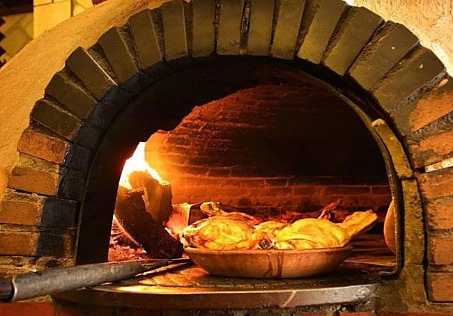 Lechazo asado en horno de leña