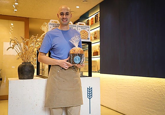 Miguel Ángel Castro, propietario de la panadería Marea Bread, junto a uno de sus panettones