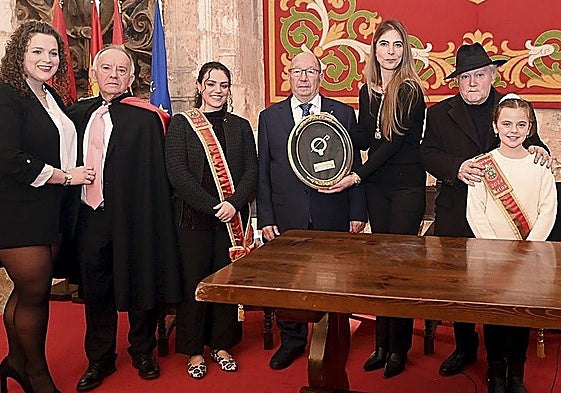 Roberto Balbás recibiendo el Báculo de oro en febrero de 2025.