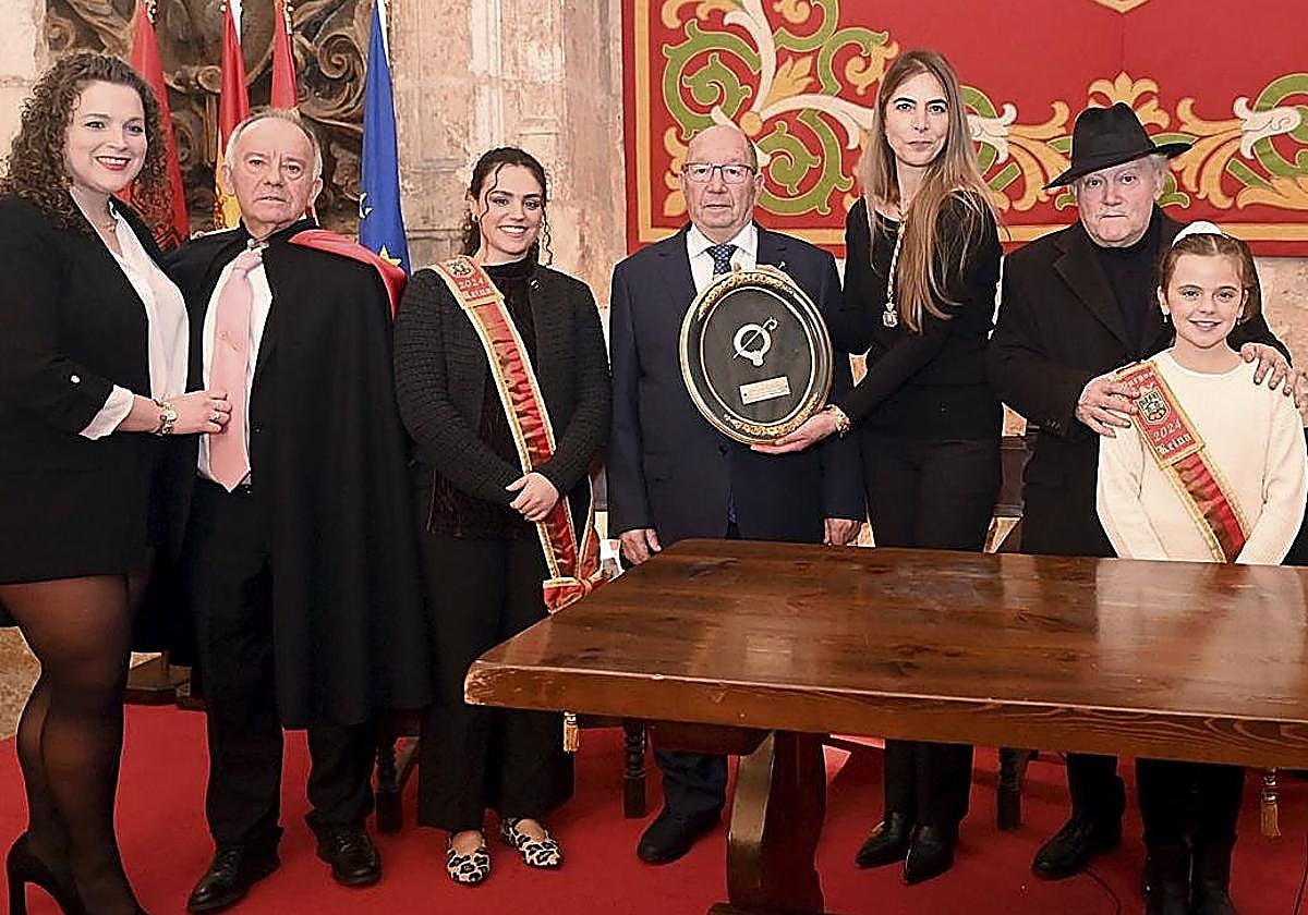 Roberto Balbás recibiendo el Báculo de oro en febrero de 2025.