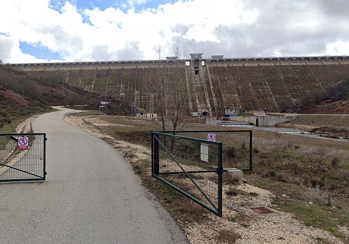 Pared de la presa desde la localidad de Terrazas.