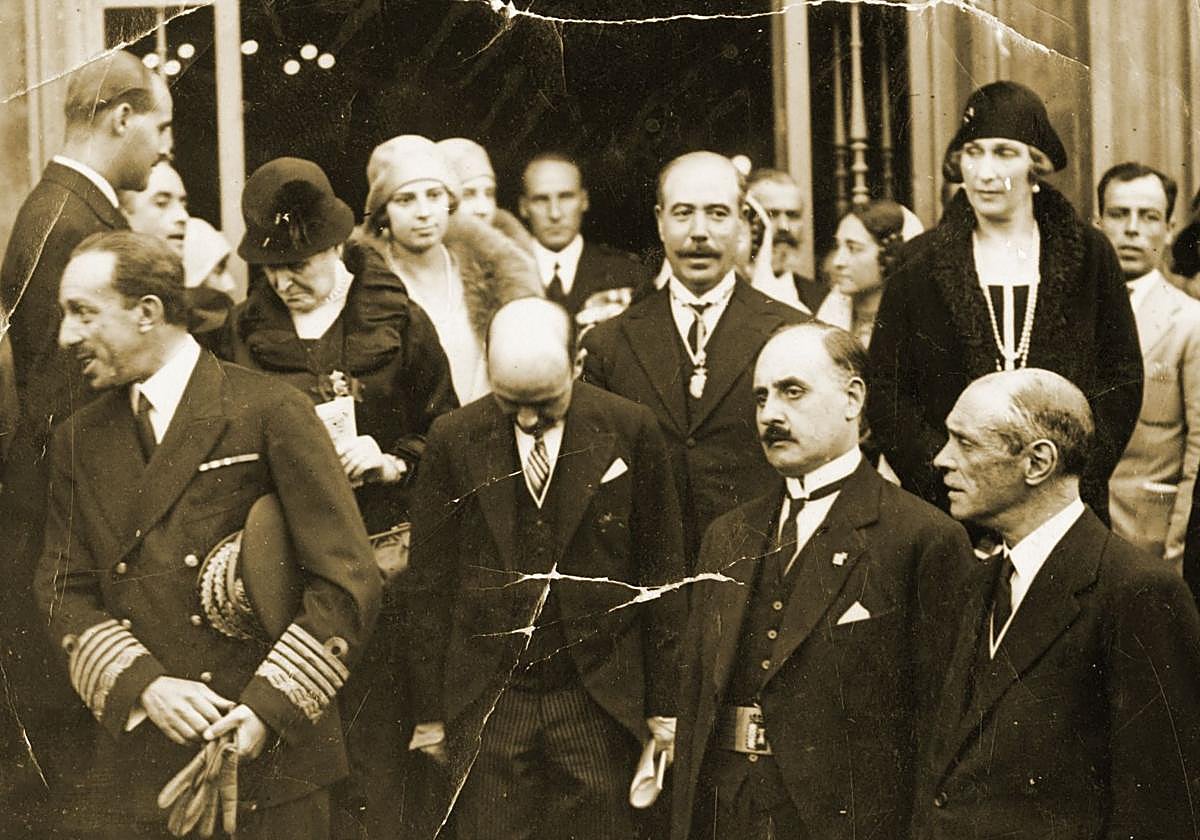Alfonso XIII y la reina Ena con diversas personalidades de la sociedad burgalesa.