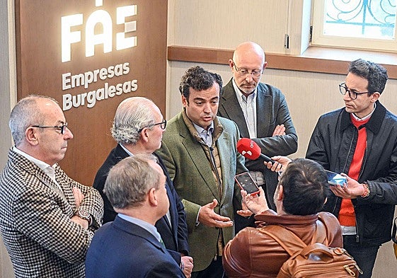 El portavoz nacional de Industria de Vox, Alberto Rodríguez, en su visita a la sede de FAE, en Burgos.