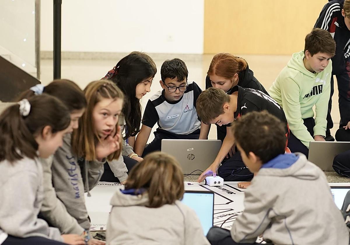 Imagen principal - TecnoBurgos for Kids celebra su segunda edición con más de 200 escolares para impulsar las vocaciones tecnológicas en Burgos