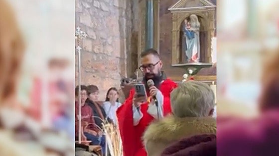 El cura de Burgos que se viralizó por recitar a Extremoduro: «Nuestra misión es estar con la gente, sean muchos o pocos»
