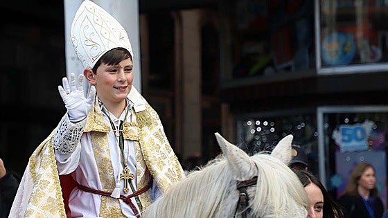 El Obispillo recorre Burgos a lomos de un poni y pide a los adultos no perder la mirada inocente