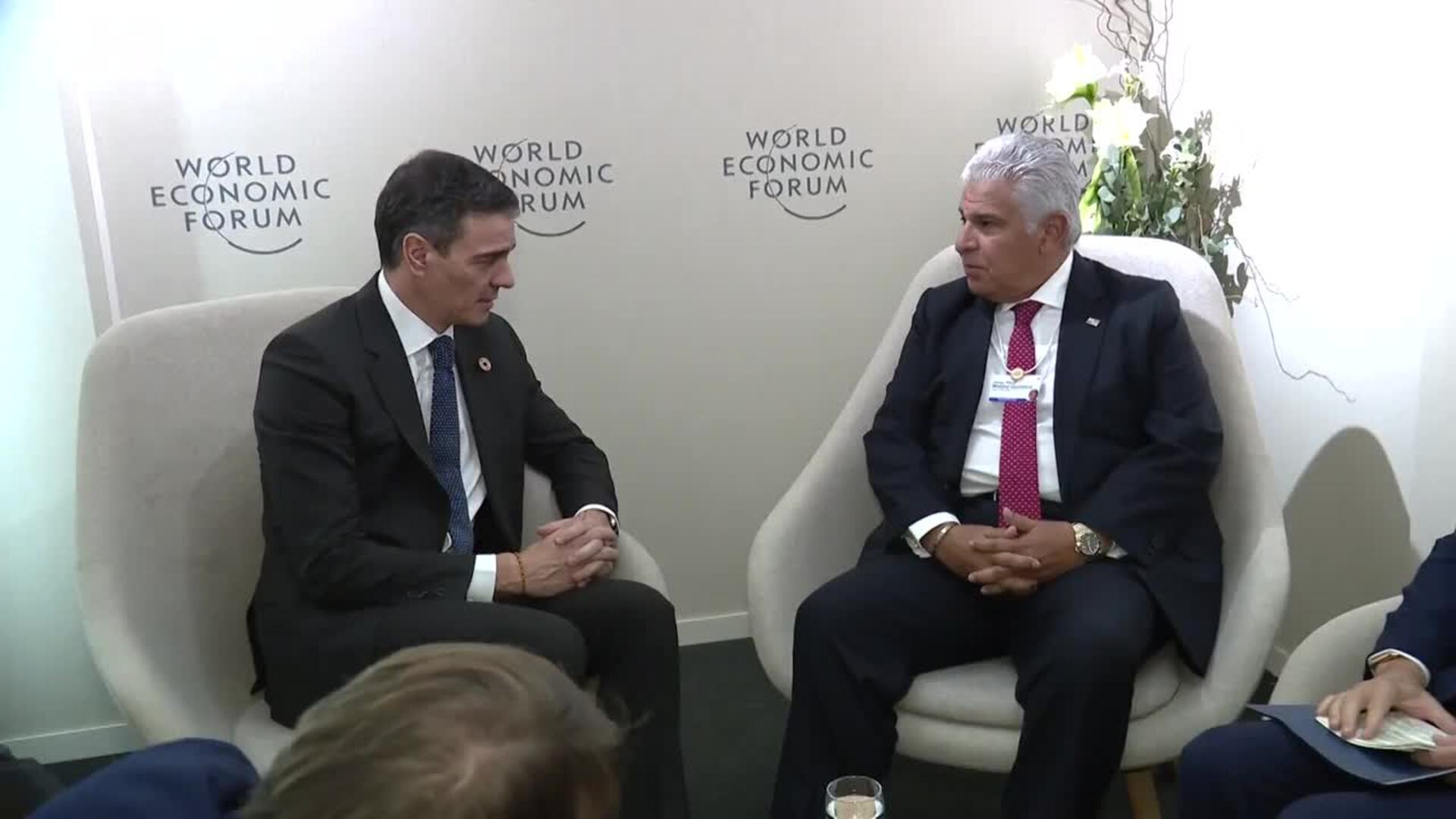 Sánchez se reúne en Davos con el presidente de Panamá y le traslada su apoyo