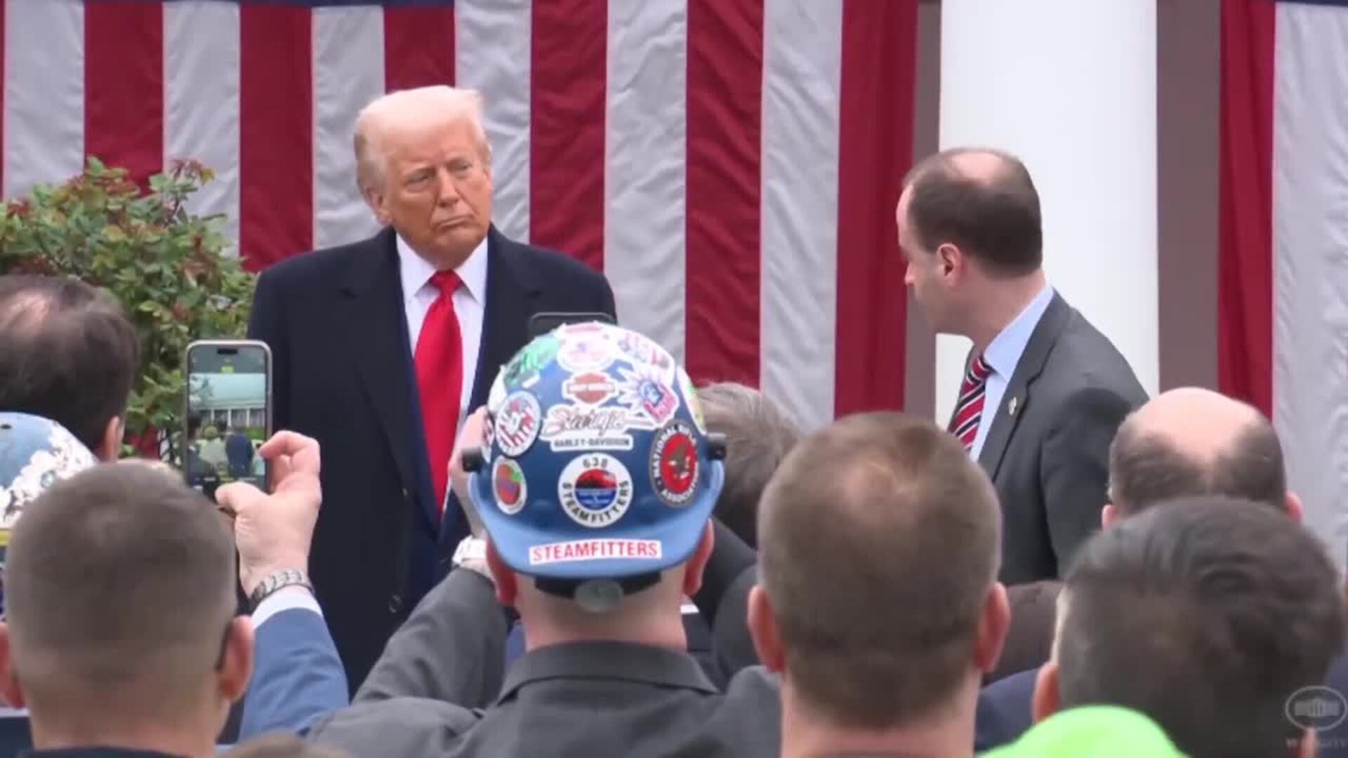 Trump pausa durante 90 días la aplicación de los aranceles a países, pero eleva los de China