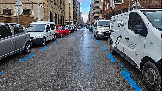 Pagar no garantiza aparcar: la zona azul de Miranda está al límite de su capacidad